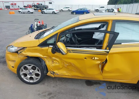 2013 Ford Fiesta Titanium z USA, uszkodzony, nr VIN 3FADP4CJ0DM154144